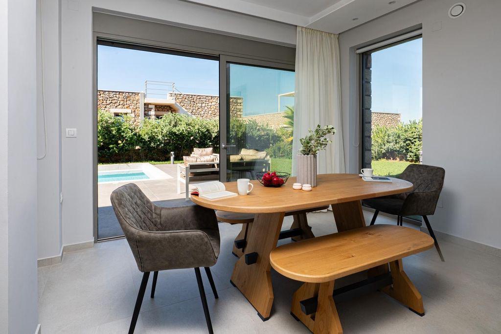 Υπνοδωμάτια και ιδιωτικά μπάνια της Maes Villa Crete