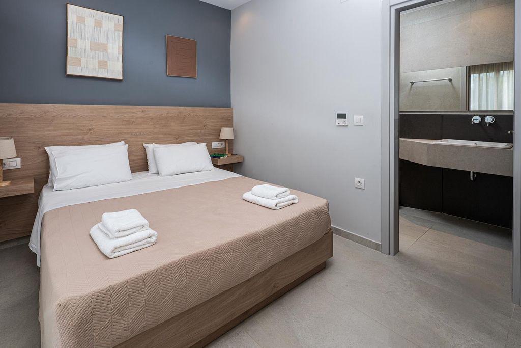 Υπνοδωμάτια και ιδιωτικά μπάνια της Maes Villa Crete