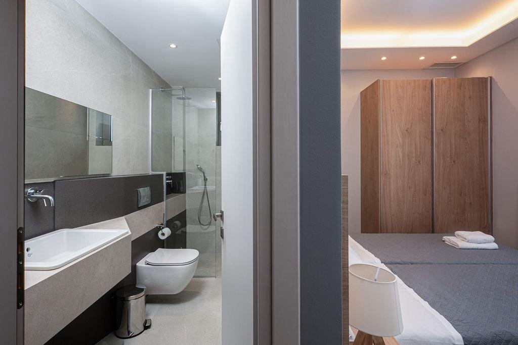 Υπνοδωμάτια και ιδιωτικά μπάνια της Maes Villa Crete