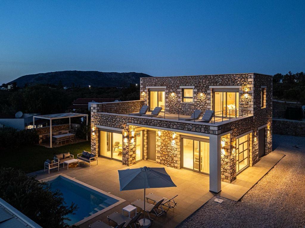 Η Maes Villa Crete το βράδυ